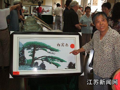 一位十字绣专家称赞老翁作品