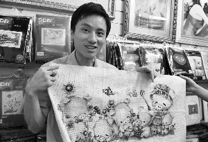 余先生从一针一线中感受到十字绣的乐趣。信息时报记者 黄亦民 摄 余先生从一针一线中感受到十字绣的乐趣。信息时报记者 黄亦民 摄