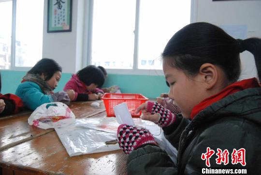 侨乡福建古田一小学开设“十字绣”课程